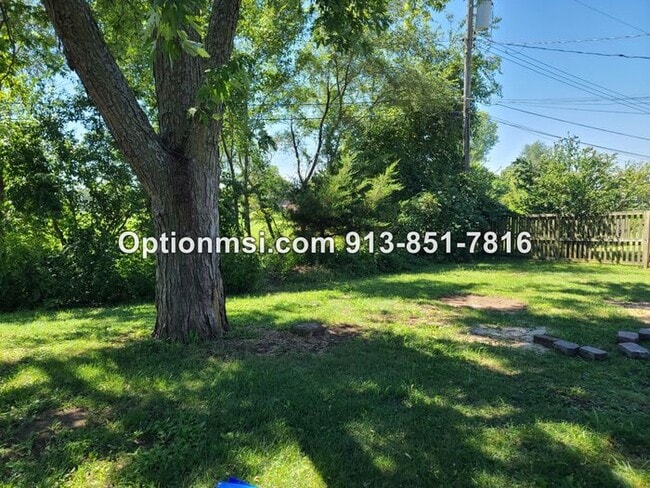 Building Photo - Available NOW in Harrisonville!!