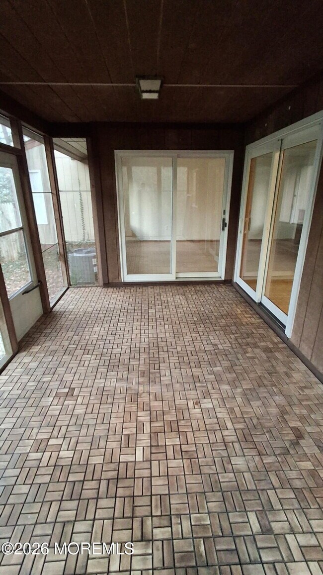 Building Photo - 151 Middle Holly Ln