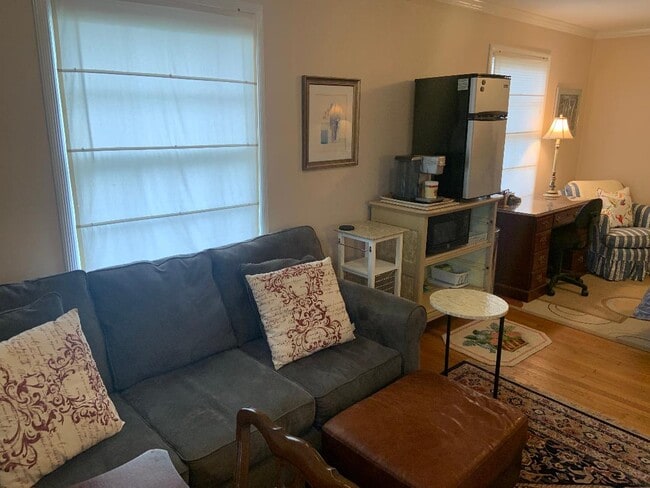 Sitting area with comfortable, clean sofa. - 5804 Searl Ter