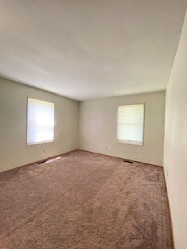 Building Photo - 3 Bedroom Home Available in Elkhart!