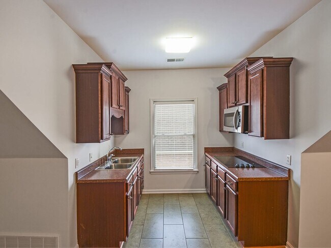 Building Photo - GORGEOUS 4 bed, 3.5 bath home near Macon a...