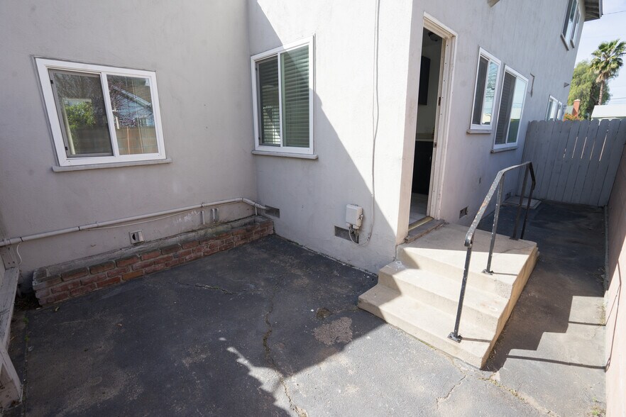 Outdoor space for the unit. - 5614 Auckland Ave
