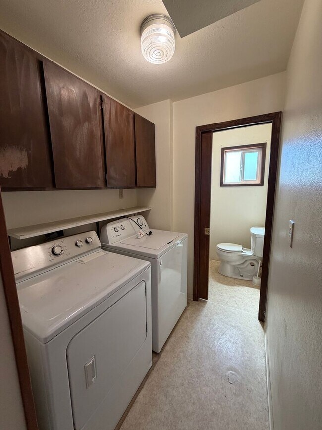 Building Photo - The Perfect House for Roommates, 6bdrms, 3.5 baths, 1.5 miles from Oregon Tech and Sky Lakes Medi...