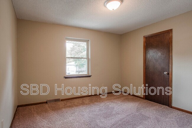 Building Photo - 304 SW Canterbury Rd