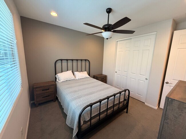 Building Photo - 2 Bed 2 Bath + Den Long-Term Rental in Anthem at Merrill Ranch!