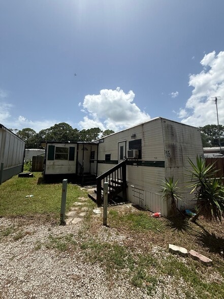 Building Photo - 4115 Aurora Rd