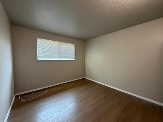 Building Photo - 1020 Taos Dr