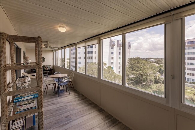 Building Photo - 1055 W Peppertree Dr