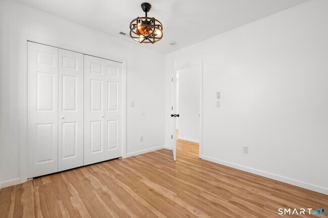 Building Photo - 810 Brewster St