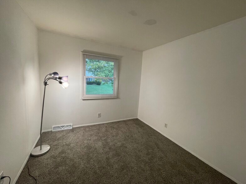 Building Photo - 831 Badger Ln