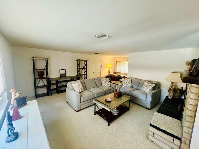 Building Photo - Scenic Hillside Living – Spacious 3 Bed, 2 Bath with Sweeping Views