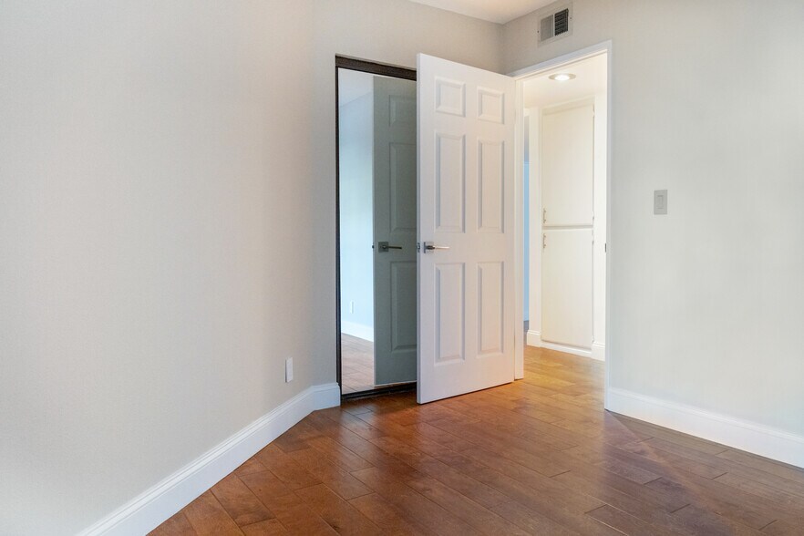 2nd bedroom - 6638 Clybourn Ave