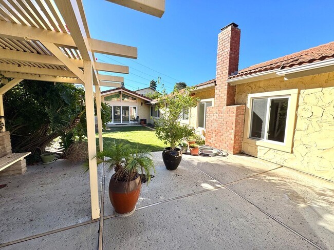 Building Photo - Quiet cul-de-sac Ondulando home