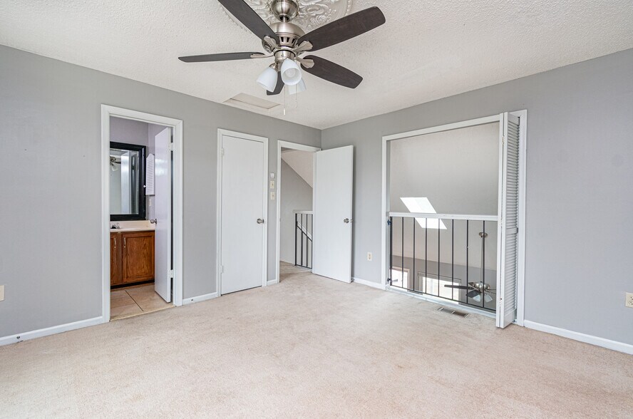 Upstairs Bedroom w/en suite - 655 Biltmore Dr