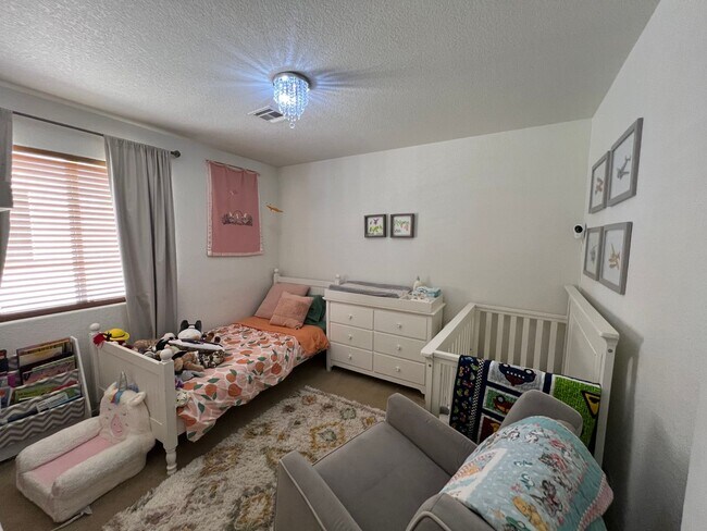 Building Photo - SOLAR & POOL HOME!