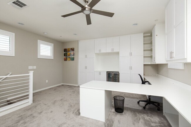 Building Photo - Fully furnished luxury townhome in Affinit...