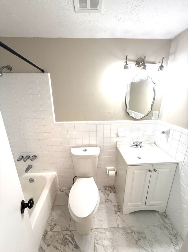 Building Photo - 224 Lilac Dr