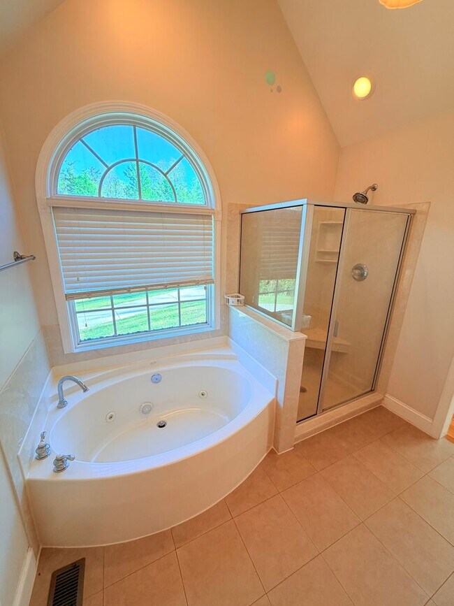 Building Photo - Spacious 3 Bed, 3.5 Bath Home - Convenient Mars Hill Location
