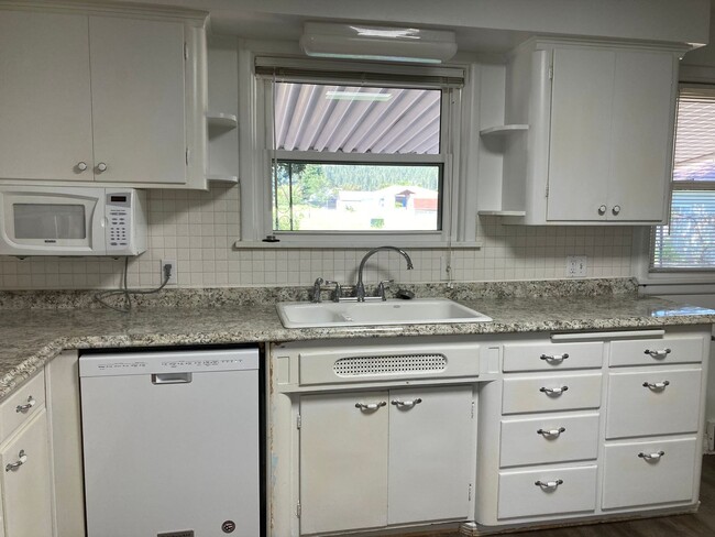 Building Photo - Spacious 4 Bedroom on Upriver Drive