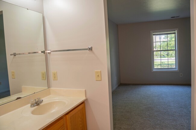 Building Photo - 100 N Rdg Dr