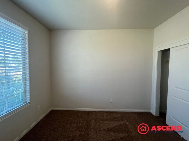 Building Photo - Stunning 4 Bedroom Home In The Southwest!