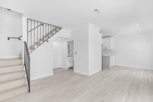 Building Photo - 4034 Redwood Ave