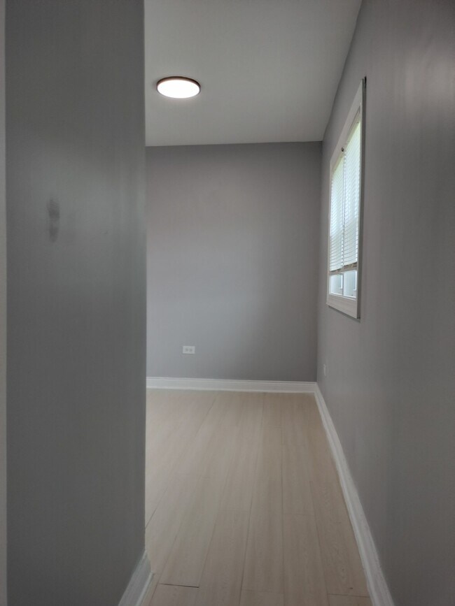 Building Photo - 1344 W 98th Pl