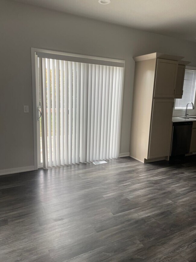 Building Photo - FREE RENT SPECIAL!  3 bedroom 3 bathroom S...