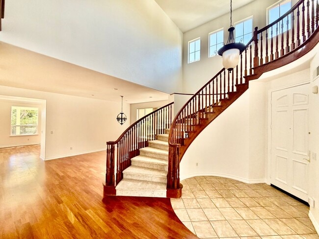 Building Photo - Elegant 5 Bedroom Home With Sweeping Staircase and Tons of Space!