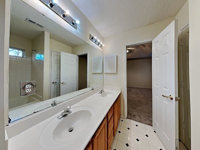 Building Photo - Sign today for FREE RENT! 4BR/2.5BA home i...