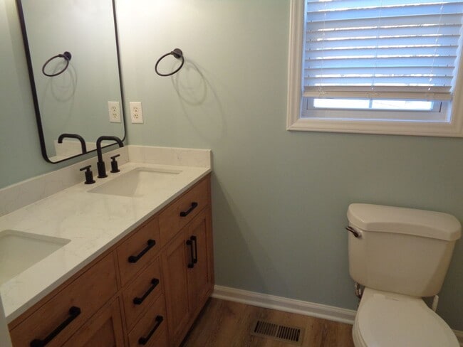 Building Photo - APPLICATION PENDING-NICE-One Level House for Rent in Oak Ridge