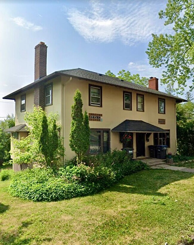 Building Photo - 2016-2018 E 6th Street