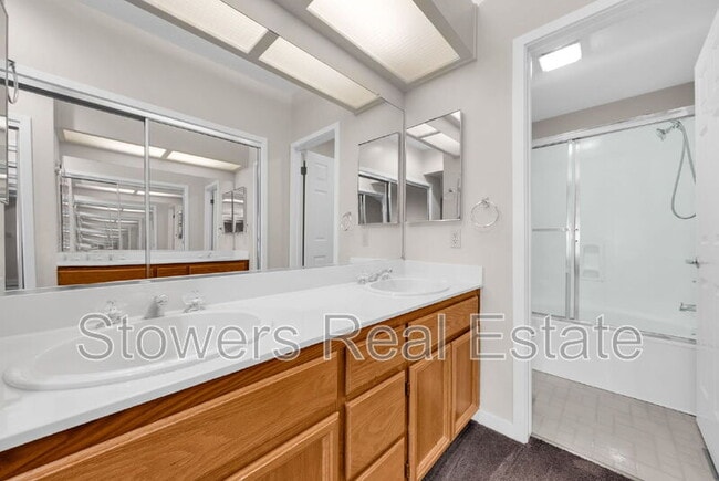 Building Photo - 424 Sutton Cir