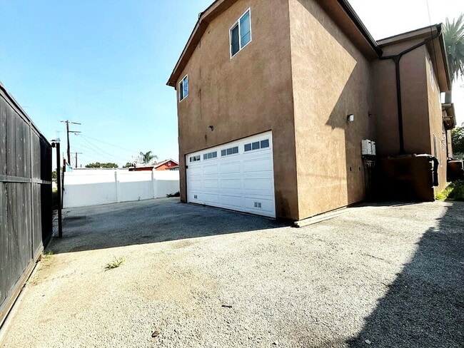 Building Photo - 827 E 74th St