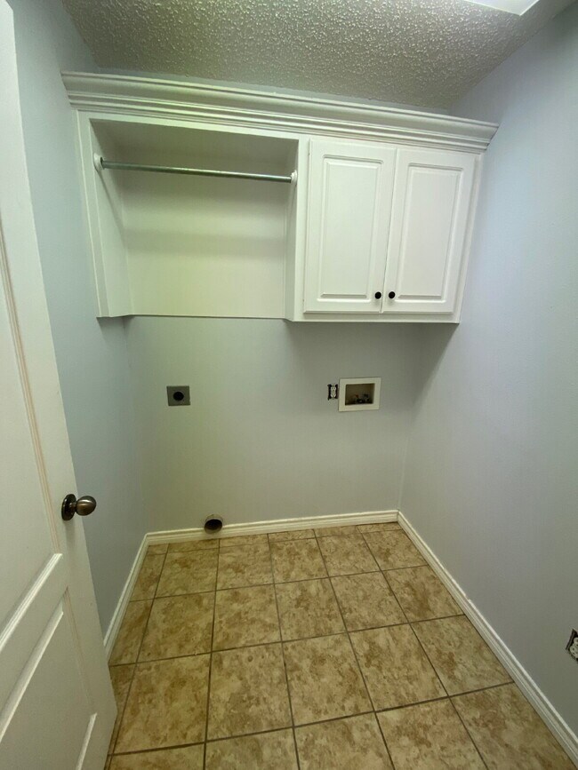 Building Photo - Spectacular 4 Bed 2 Bath in South Lubbock! Cooper School District!