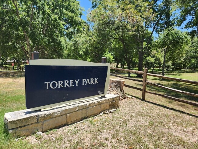 Building Photo - LOCATION! Walk to Torrey Park / Close to NB Downtown & Gruene / No Carpet / NBISD