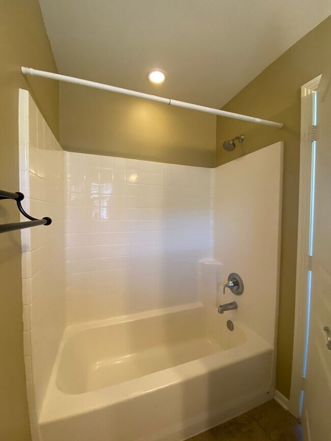 Building Photo - Victoria Gardens Three Bedroom Condo