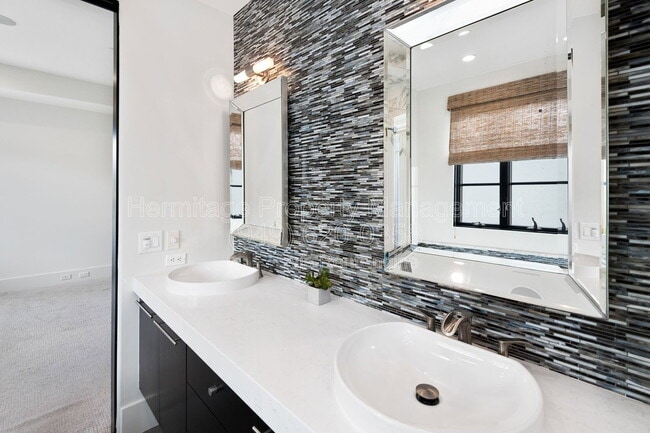 Building Photo - 435 1/2 Carnation Avenue