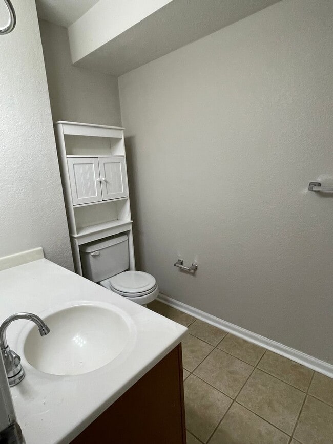 Building Photo - GREAT LOCATION! PLENTY OF STORAGE!