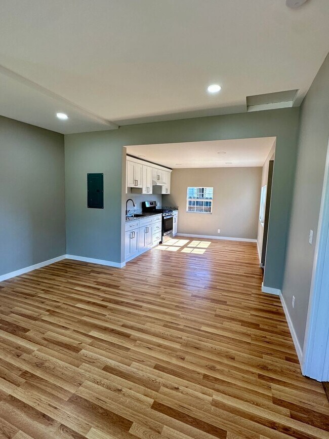 Building Photo - Beautiful 3 bedroom 3 bath Two Story House