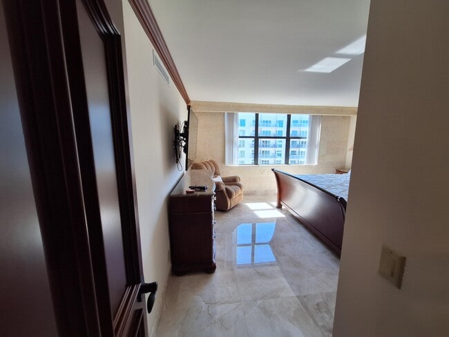 Building Photo - 3400 N Ocean Dr