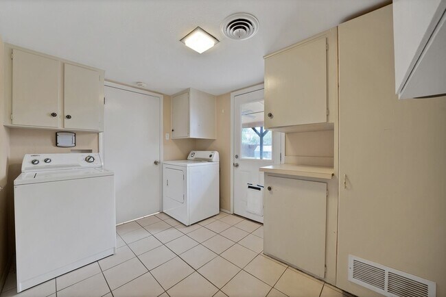 Building Photo - 526 Waggoner Dr