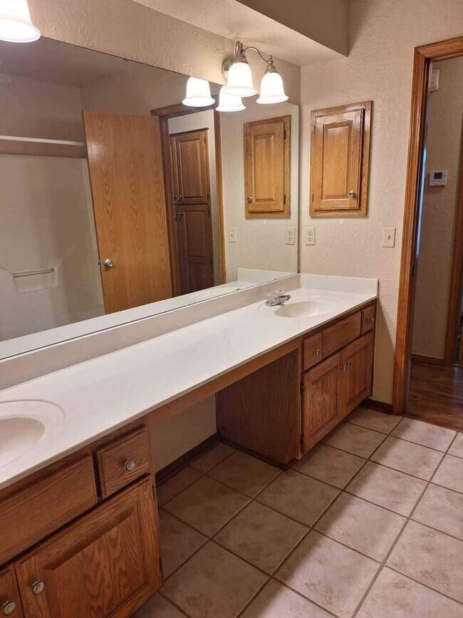 Building Photo - 1701 Pinnacle Ln