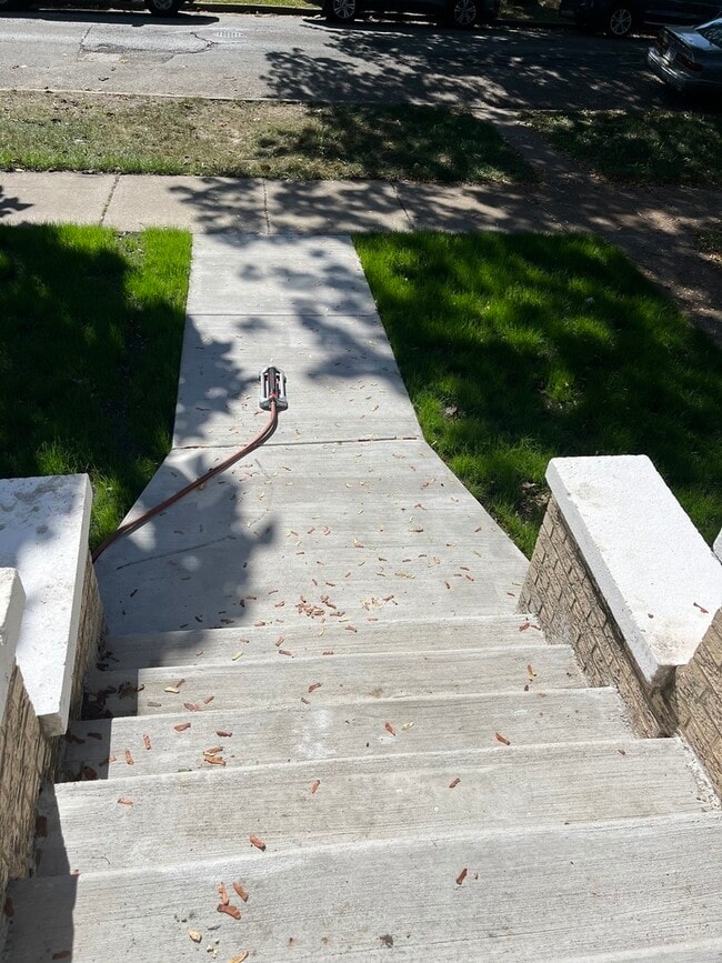 Building Photo - 722 E 91st Pl