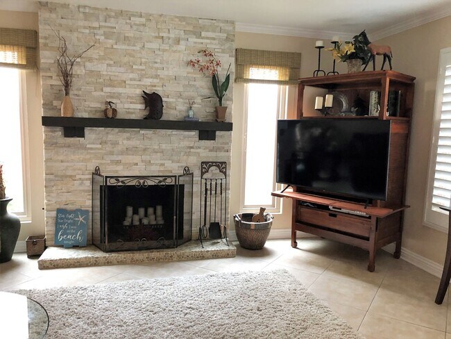 Building Photo - Relaxing Condo just steps away from the beach!