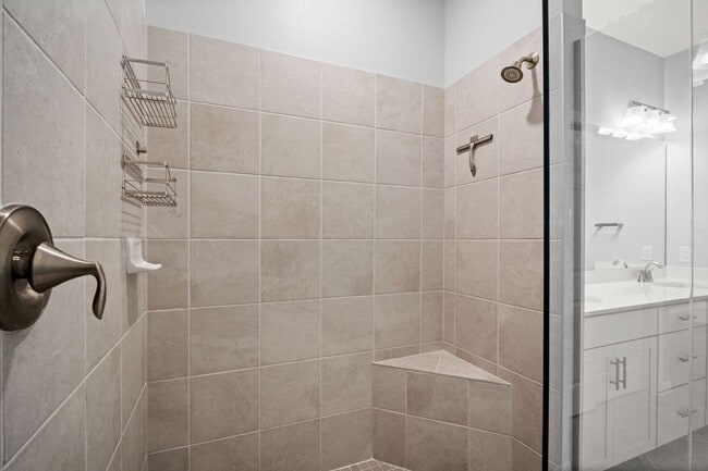 Building Photo - Stunning property, newer construction 3 sp...