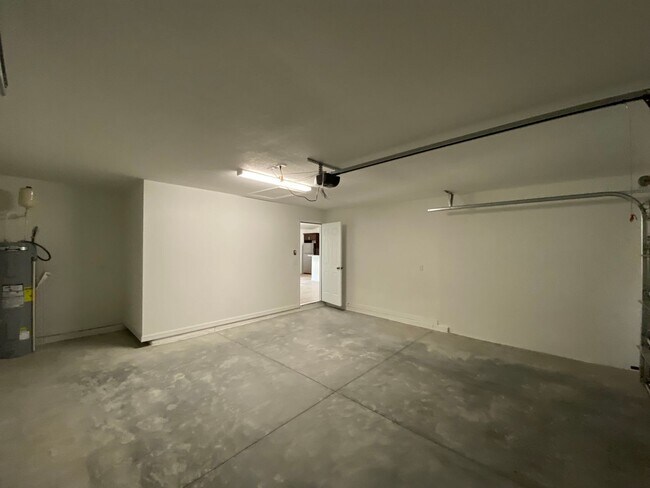 Building Photo - Custom Home - Desirable SW Ocala neighborhood 3/2/2 ** Wont Last**