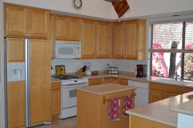 Building Photo - 9255 E Broken Arrow Dr