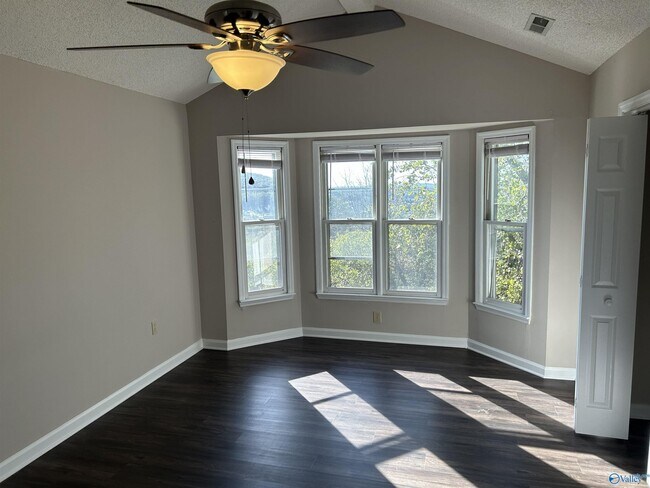 Building Photo - 550 Farmingdale Rd SE