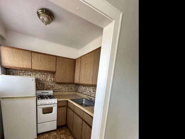 Building Photo - 2 bedroom in Chicago IL 60657